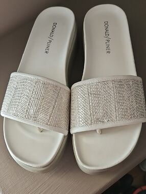DONALD PLINER FIJI WHITE     PLATFORM METALLIC SANDALS SZ 7